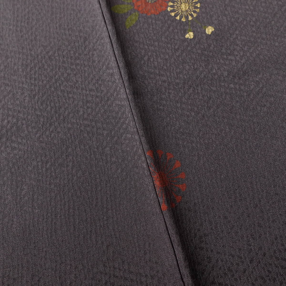小紋 しつけ糸付き 正絹 花柄 袷仕立て 身丈148cm 裄丈63cm リサイクル着物 着物 金彩 紫・藤色_画像12