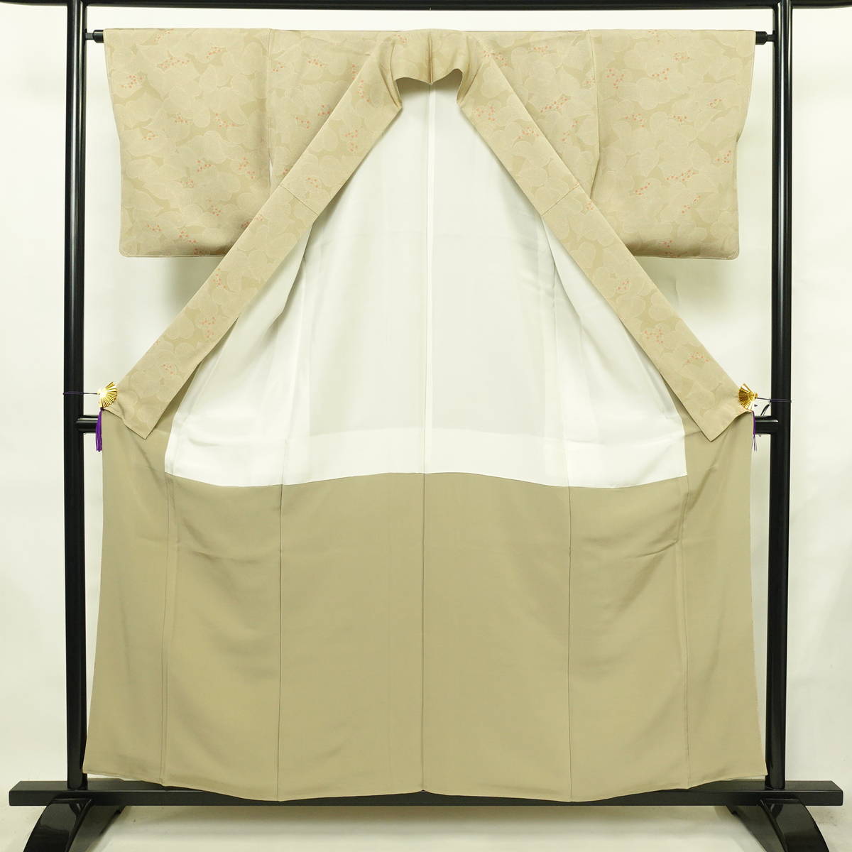 小紋 しつけ糸付き 縮緬 総柄 正絹 花柄 袷仕立て 身丈157cm 裄丈63.5cm リサイクル着物 着物 ベージュ_画像3