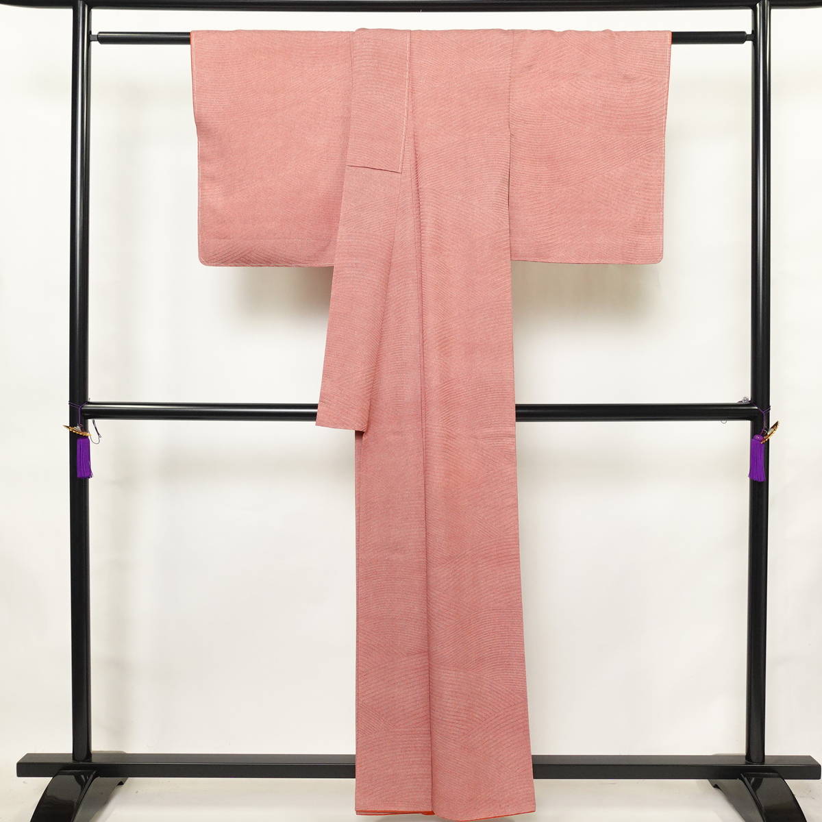 小紋 鮫小紋 一つ紋付き 総柄 正絹 流水・波柄 袷仕立て 身丈158.5cm 裄丈63cm リサイクル着物 一部しつけ糸付き 着物 ピンク_画像2