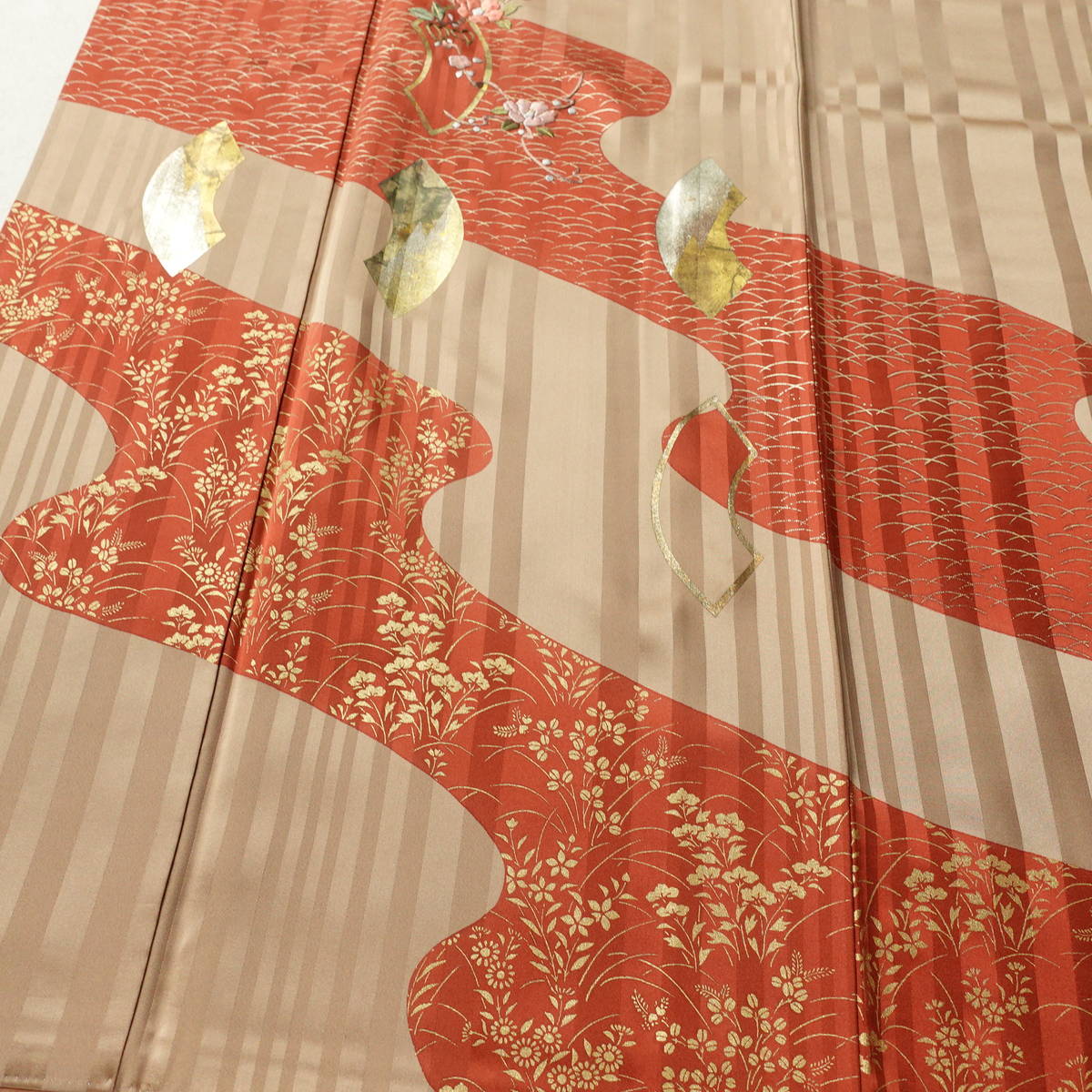 付け下げ 正絹 古典柄 袷仕立て 身丈159.5cm 裄丈65.5cm リサイクル着物 着物 刺繍 箔 金彩 入学式 七五三 お宮参り フォーマル 茶_画像4