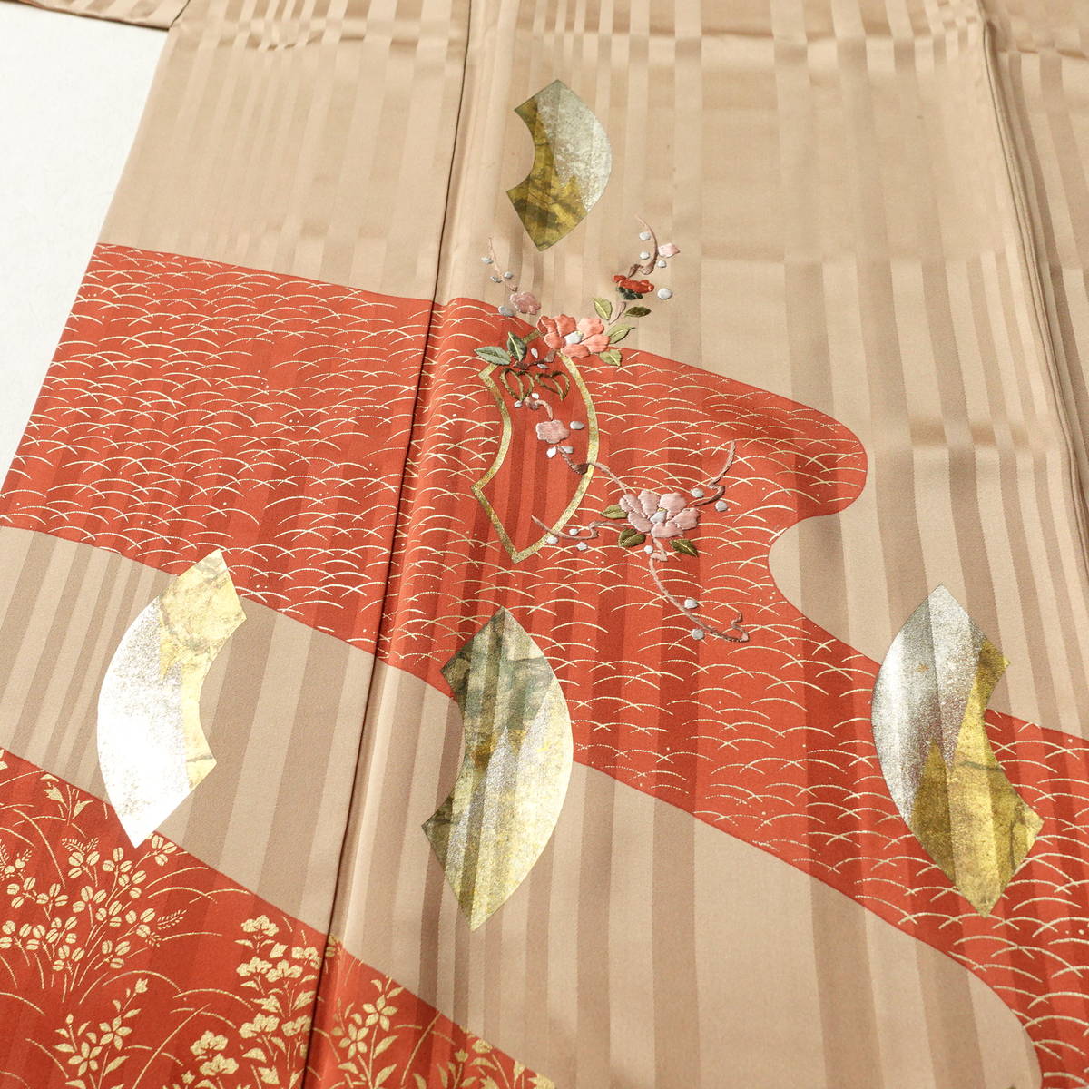 付け下げ 正絹 古典柄 袷仕立て 身丈159.5cm 裄丈65.5cm リサイクル着物 着物 刺繍 箔 金彩 入学式 七五三 お宮参り フォーマル 茶_画像5