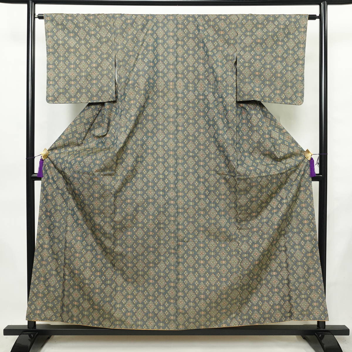 紬 正絹 幾何学柄・抽象柄 袷仕立て 身丈157cm 裄丈63.5cm リサイクル着物 一部しつけ糸付き 着物 多色使い_画像1