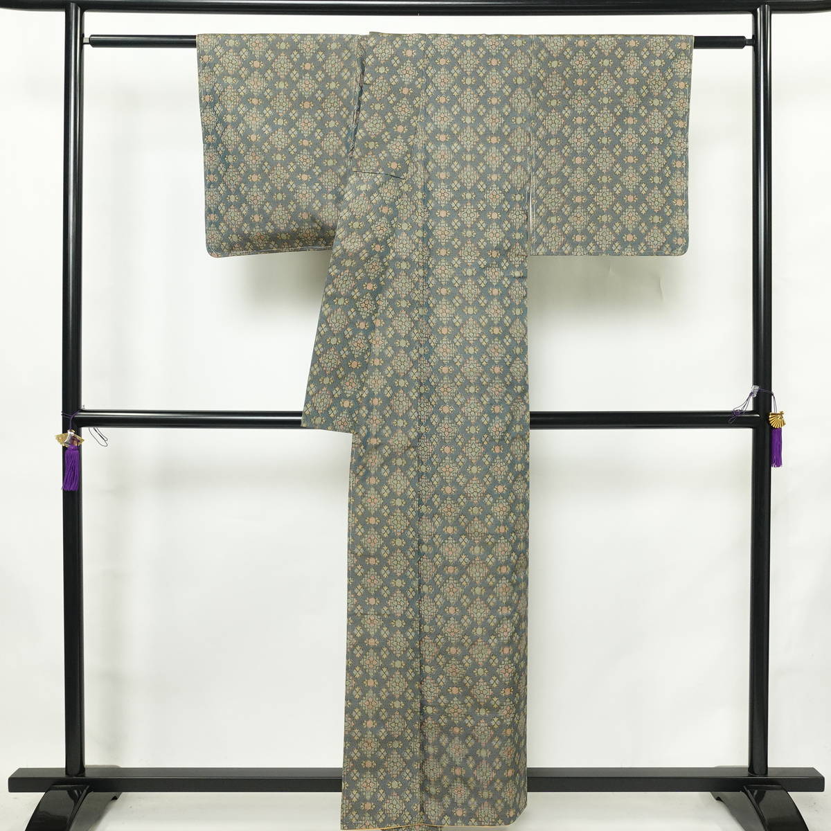 紬 正絹 幾何学柄・抽象柄 袷仕立て 身丈157cm 裄丈63.5cm リサイクル着物 一部しつけ糸付き 着物 多色使い_画像2