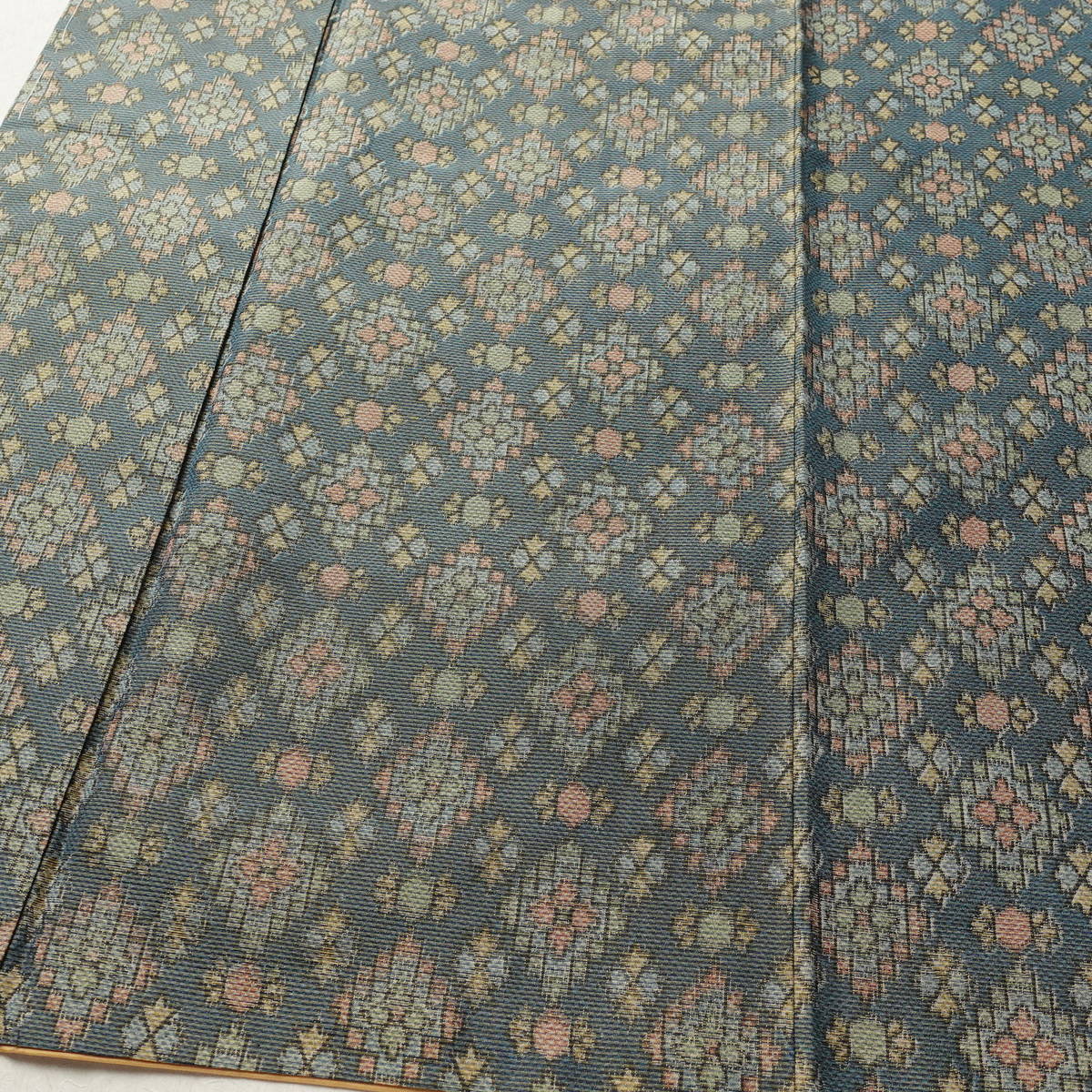 紬 正絹 幾何学柄・抽象柄 袷仕立て 身丈157cm 裄丈63.5cm リサイクル着物 一部しつけ糸付き 着物 多色使い_画像4