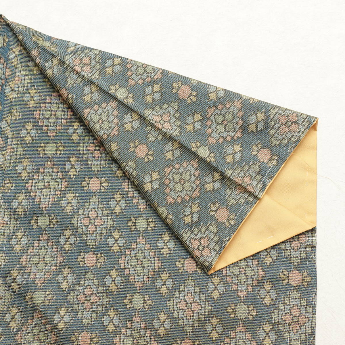 紬 正絹 幾何学柄・抽象柄 袷仕立て 身丈157cm 裄丈63.5cm リサイクル着物 一部しつけ糸付き 着物 多色使い_画像14