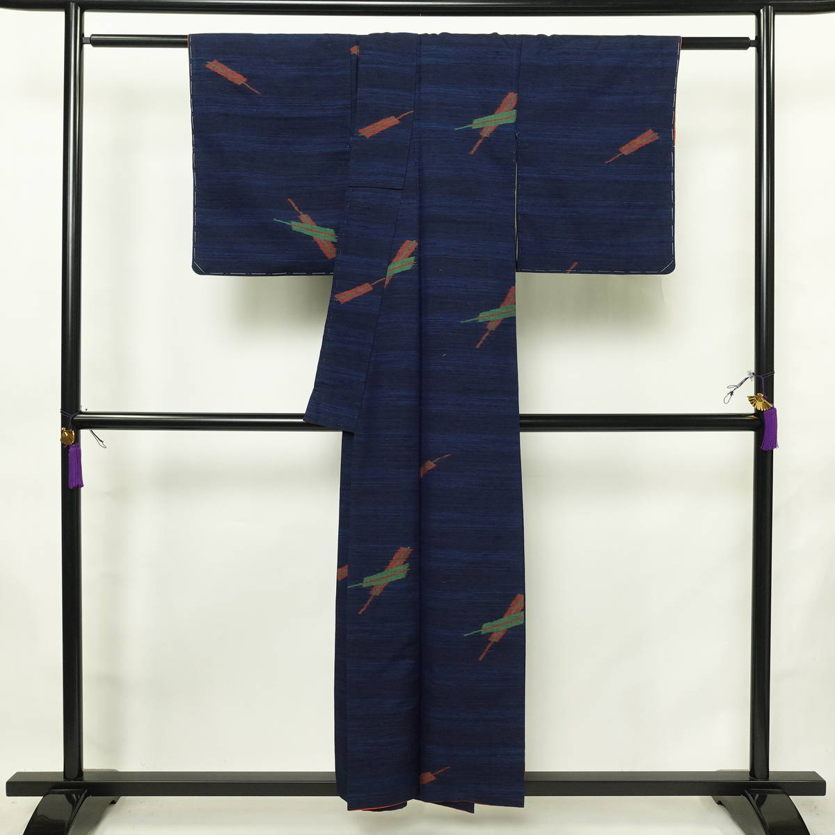 紬 正絹 古典柄 袷仕立て 身丈154cm 裄丈62.5cm リサイクル着物 一部しつけ糸付き 着物 青・紺_画像2