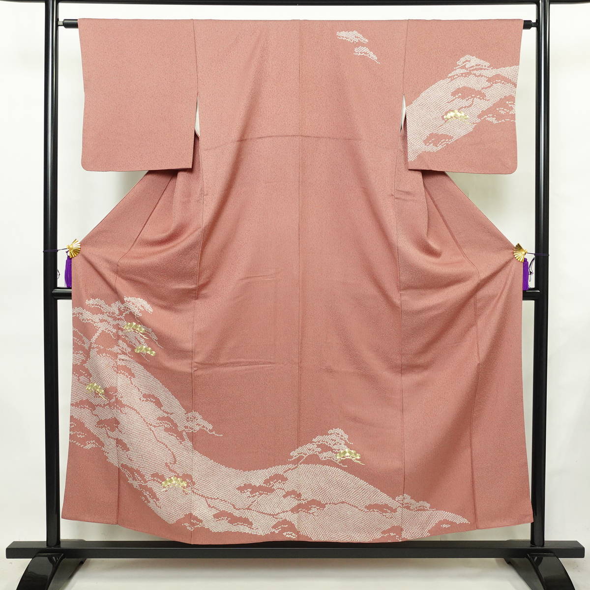 付け下げ 正絹 木の葉・植物柄 袷仕立て 身丈154.5cm 裄丈64cm リサイクル着物 着物 刺繍 金糸 入学式 七五三 お宮参り フォーマル くすみピンク ピンク_画像1