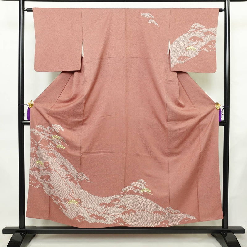 付け下げ 正絹 木の葉・植物柄 袷仕立て 身丈154.5cm 裄丈64cm リサイクル着物 着物 刺繍 金糸 入学式 七五三 お宮参り フォーマル くすみピンク ピンク_画像1