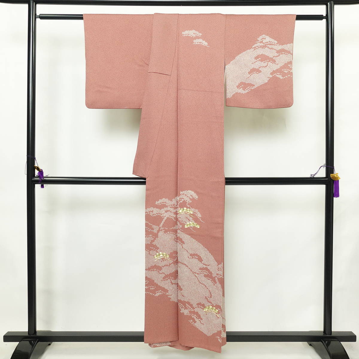 付け下げ 正絹 木の葉・植物柄 袷仕立て 身丈154.5cm 裄丈64cm リサイクル着物 着物 刺繍 金糸 入学式 七五三 お宮参り フォーマル くすみピンク ピンク_画像2