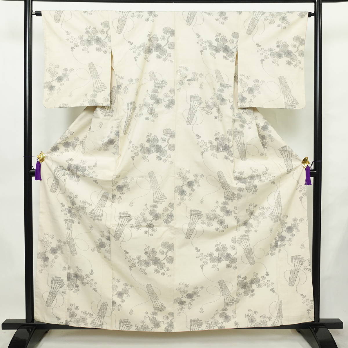 紬 バチ衿仕立て 正絹 花柄 袷仕立て 身丈162cm 裄丈64.5cm リサイクル着物 着物 クリーム_画像1