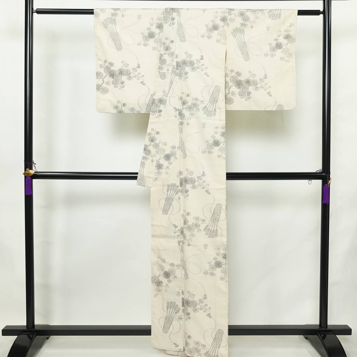 紬 バチ衿仕立て 正絹 花柄 袷仕立て 身丈162cm 裄丈64.5cm リサイクル着物 着物 クリーム_画像2