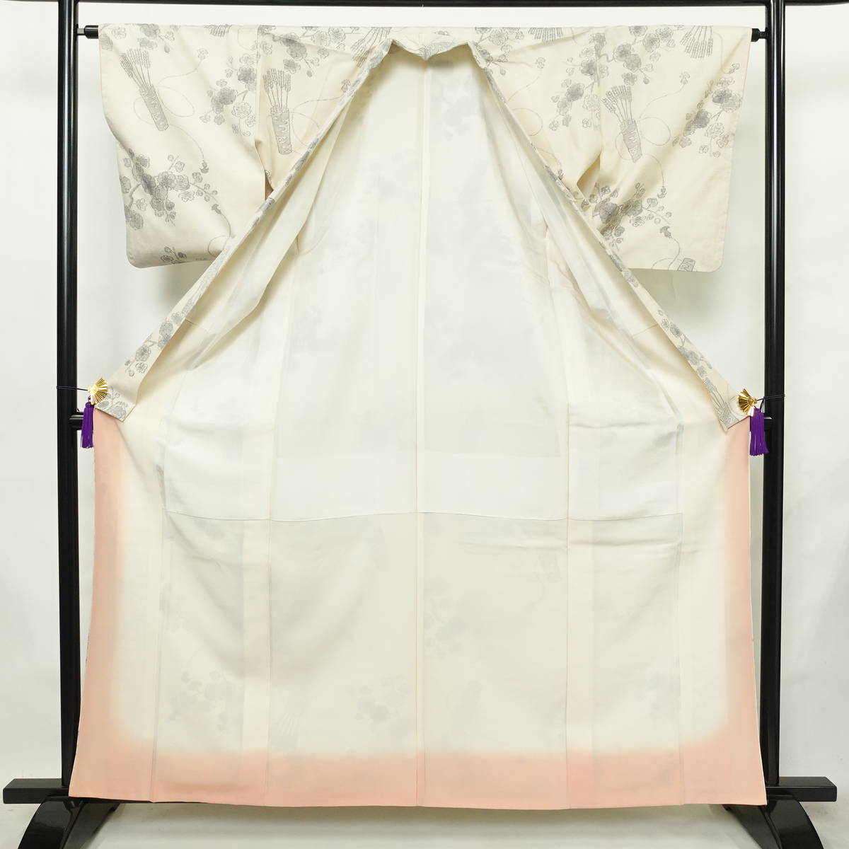 紬 バチ衿仕立て 正絹 花柄 袷仕立て 身丈162cm 裄丈64.5cm リサイクル着物 着物 クリーム_画像3