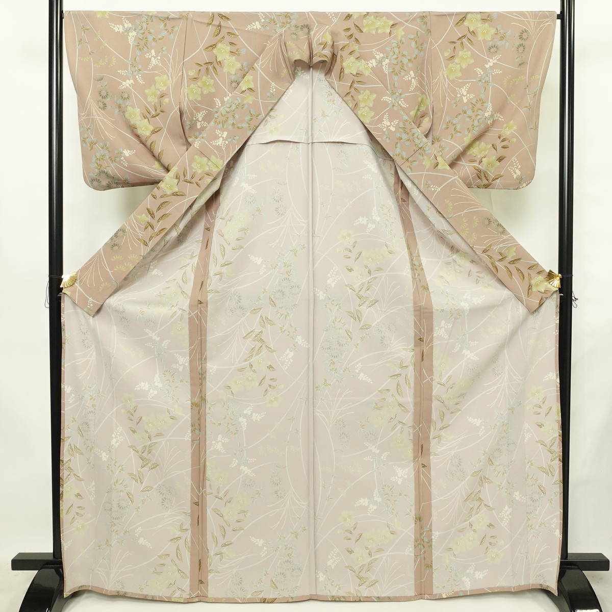 単衣 小紋 良品 ポリエステル 木の葉・植物柄 単衣仕立て 身丈168.5cm 裄丈67cm リサイクル着物 着物 ベージュ_画像3