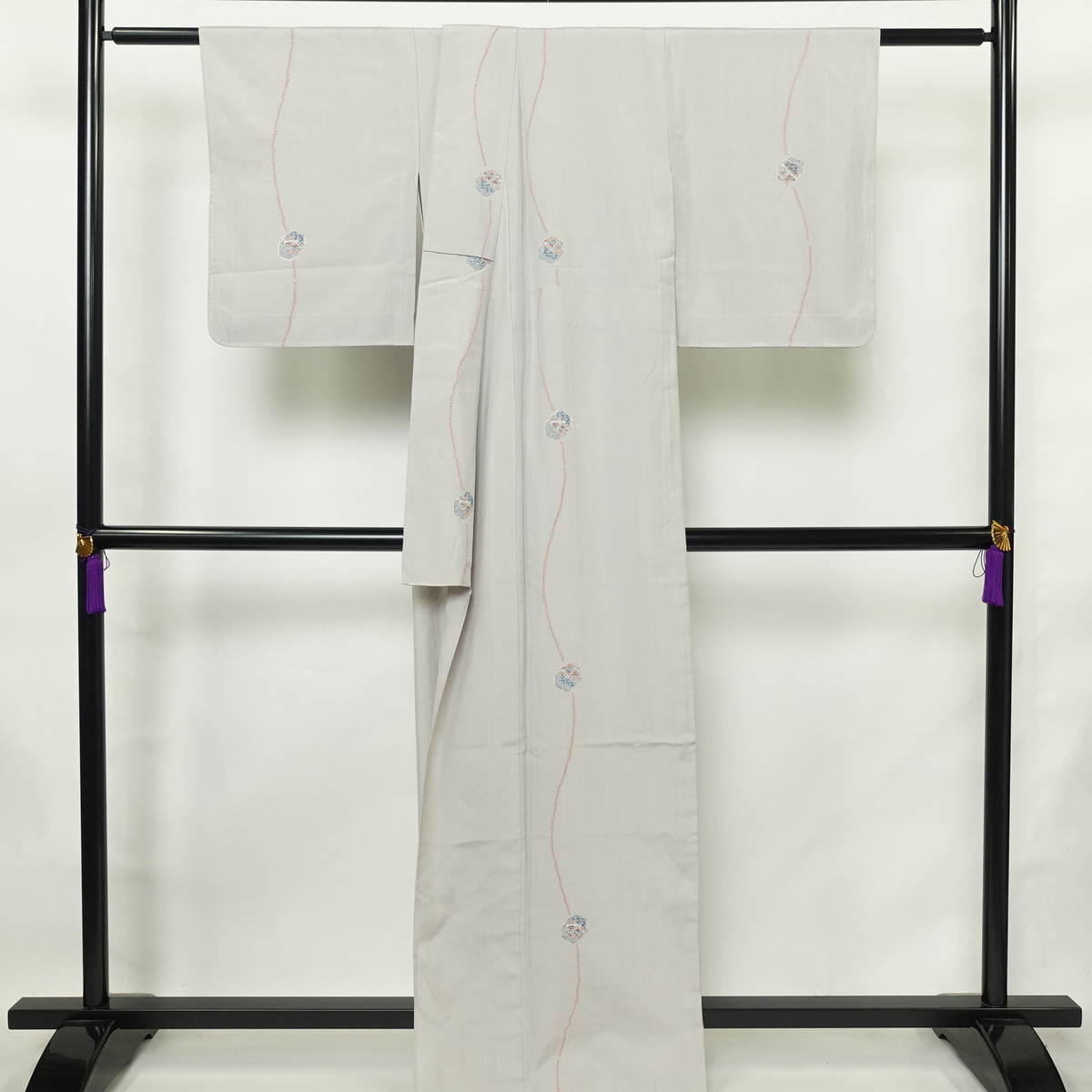 単衣 紬 しつけ糸付き 正絹 古典柄 単衣仕立て 身丈163.5cm 裄丈65cm 絞り リサイクル着物 着物 グレー_画像2