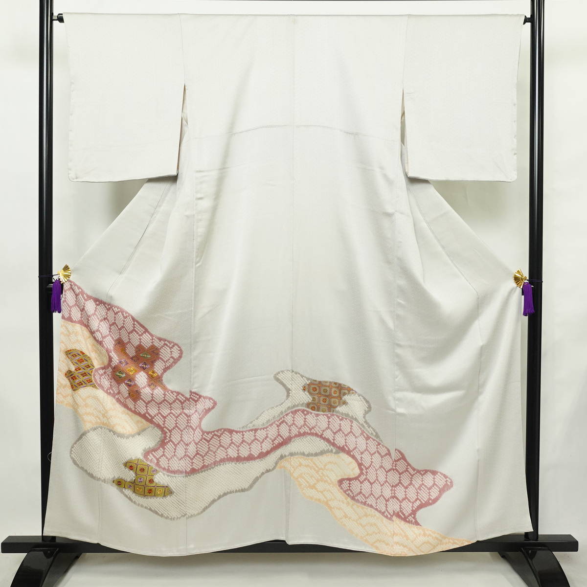 色留袖 良品 綸子 しつけ糸付き 一つ紋付き 伊達衿付き 正絹 流水・波柄 袷仕立て 身丈156.5cm 裄丈65.5cm リサイクル着物 着物 刺繍 絞り 共八掛 結婚式 フォーマル ライトグレー グレー_画像1