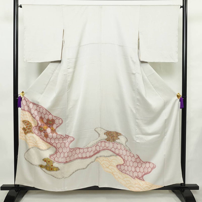 色留袖 良品 綸子 しつけ糸付き 一つ紋付き 伊達衿付き 正絹 流水・波柄 袷仕立て 身丈156.5cm 裄丈65.5cm リサイクル着物 着物 刺繍 絞り 共八掛 結婚式 フォーマル ライトグレー グレー_画像1