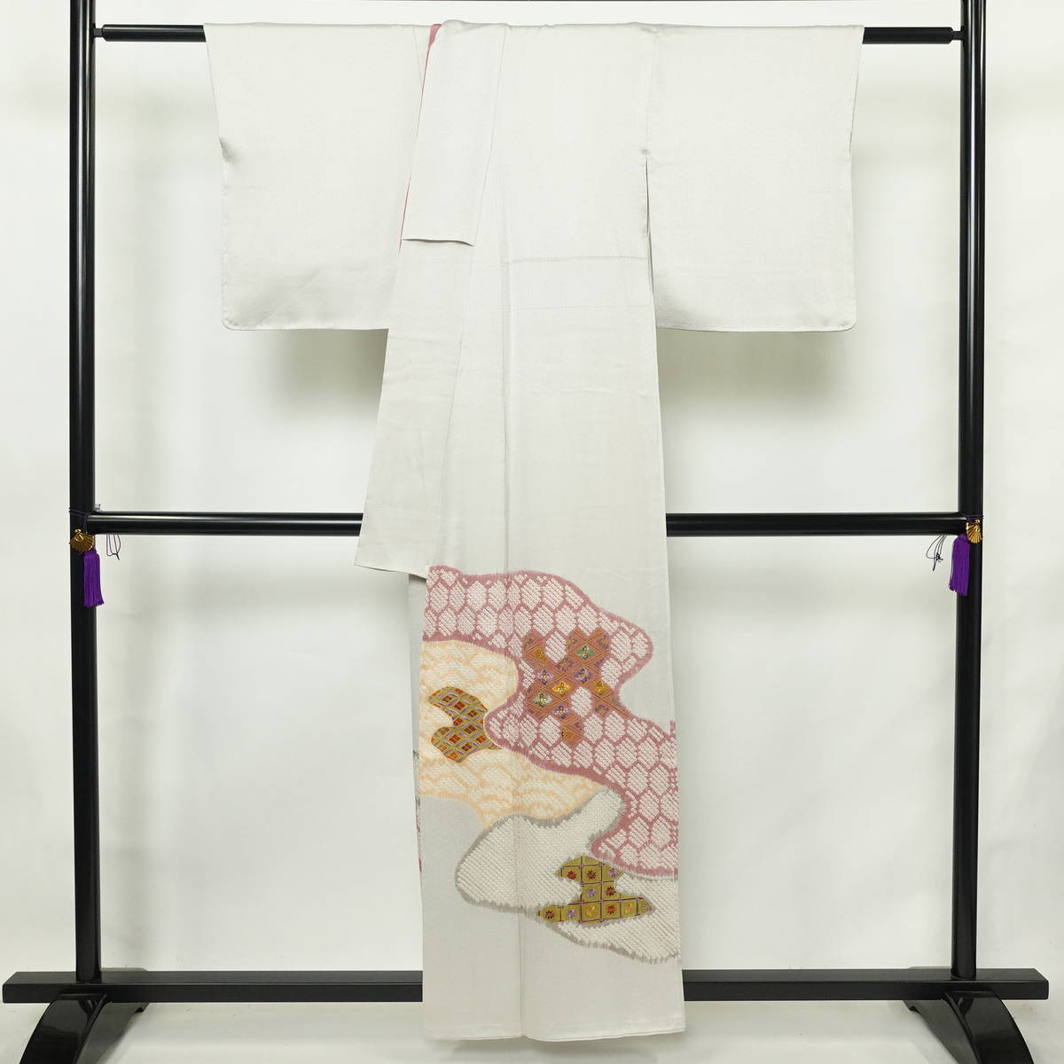 色留袖 良品 綸子 しつけ糸付き 一つ紋付き 伊達衿付き 正絹 流水・波柄 袷仕立て 身丈156.5cm 裄丈65.5cm リサイクル着物 着物 刺繍 絞り 共八掛 結婚式 フォーマル ライトグレー グレー_画像2
