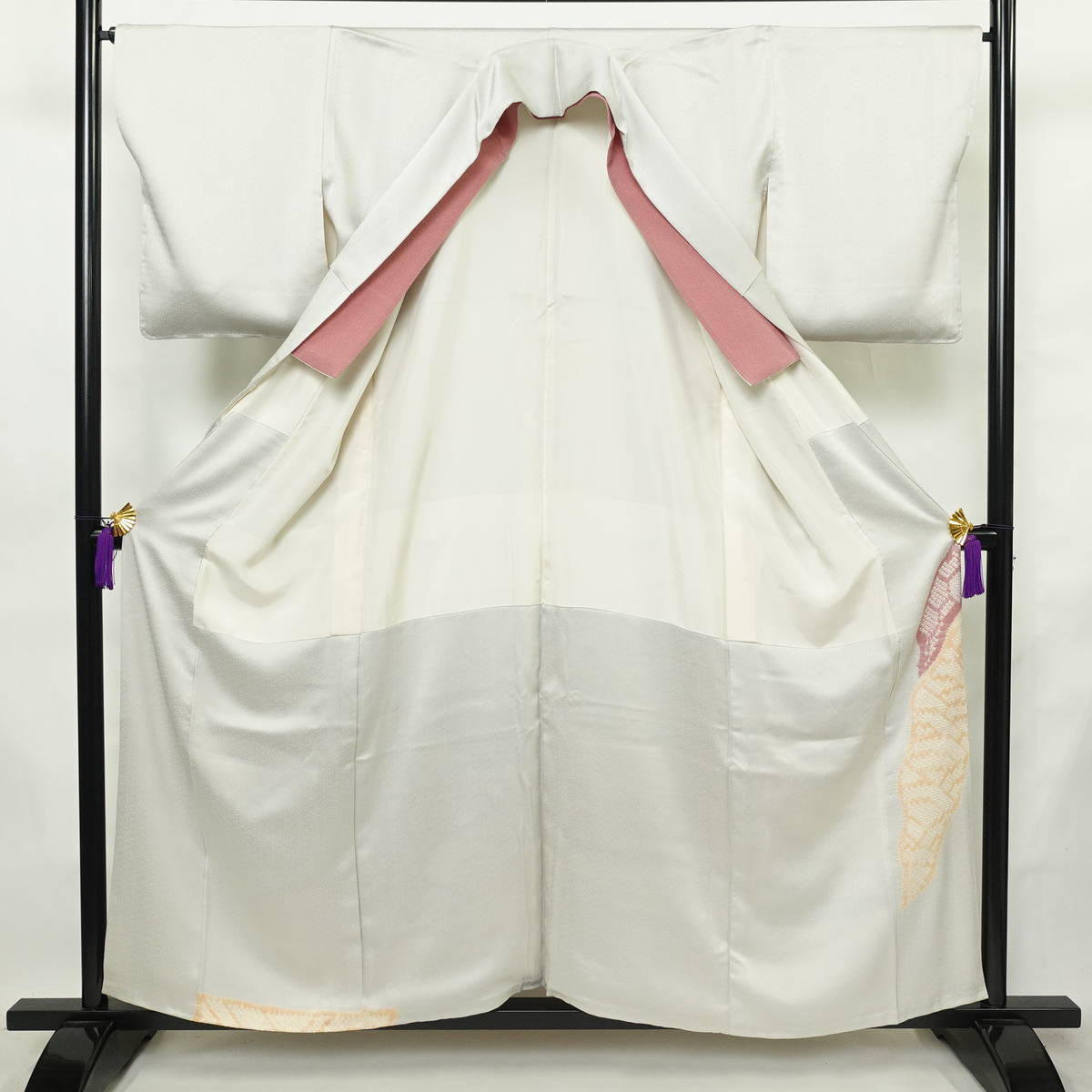 色留袖 良品 綸子 しつけ糸付き 一つ紋付き 伊達衿付き 正絹 流水・波柄 袷仕立て 身丈156.5cm 裄丈65.5cm リサイクル着物 着物 刺繍 絞り 共八掛 結婚式 フォーマル ライトグレー グレー_画像3