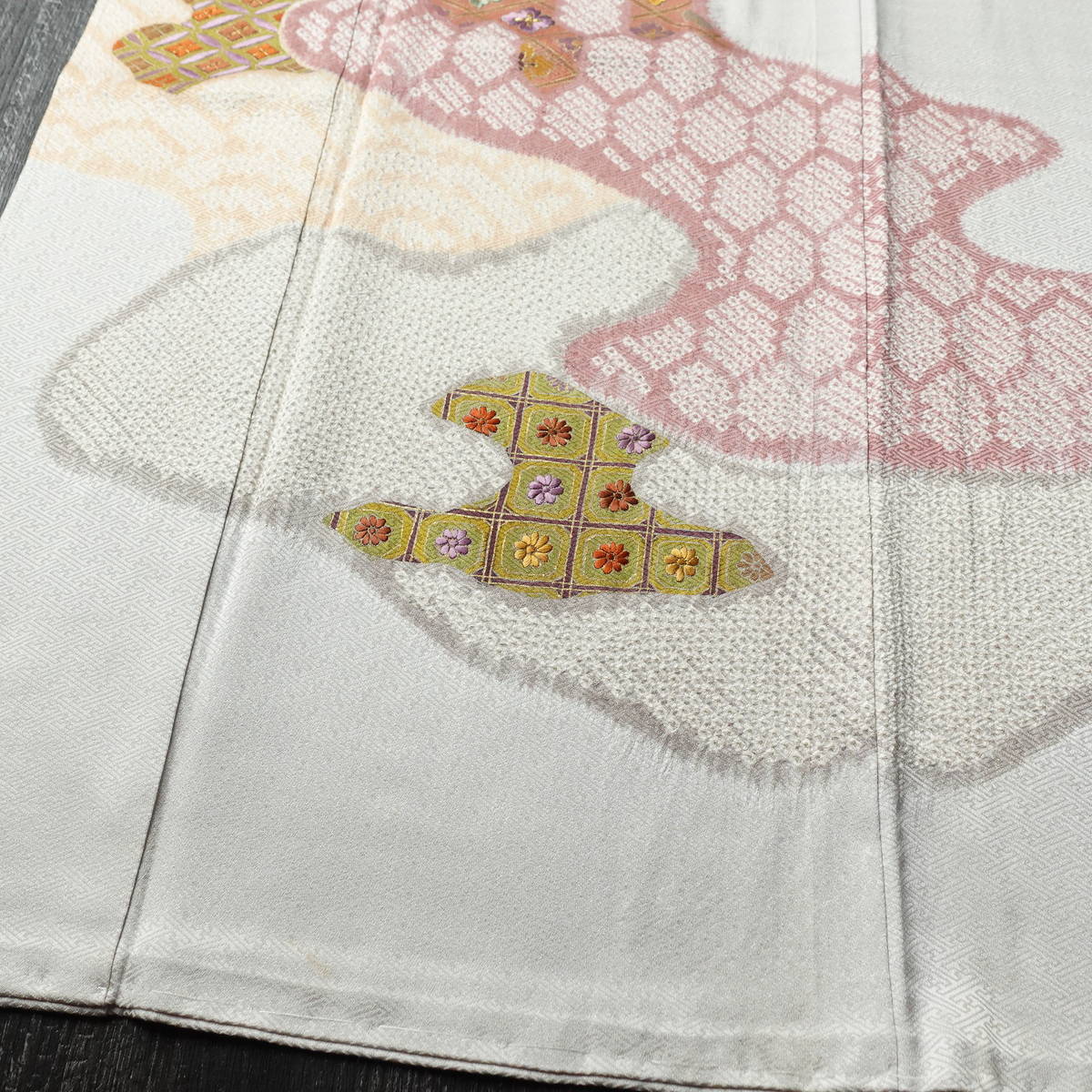 色留袖 良品 綸子 しつけ糸付き 一つ紋付き 伊達衿付き 正絹 流水・波柄 袷仕立て 身丈156.5cm 裄丈65.5cm リサイクル着物 着物 刺繍 絞り 共八掛 結婚式 フォーマル ライトグレー グレー_画像4