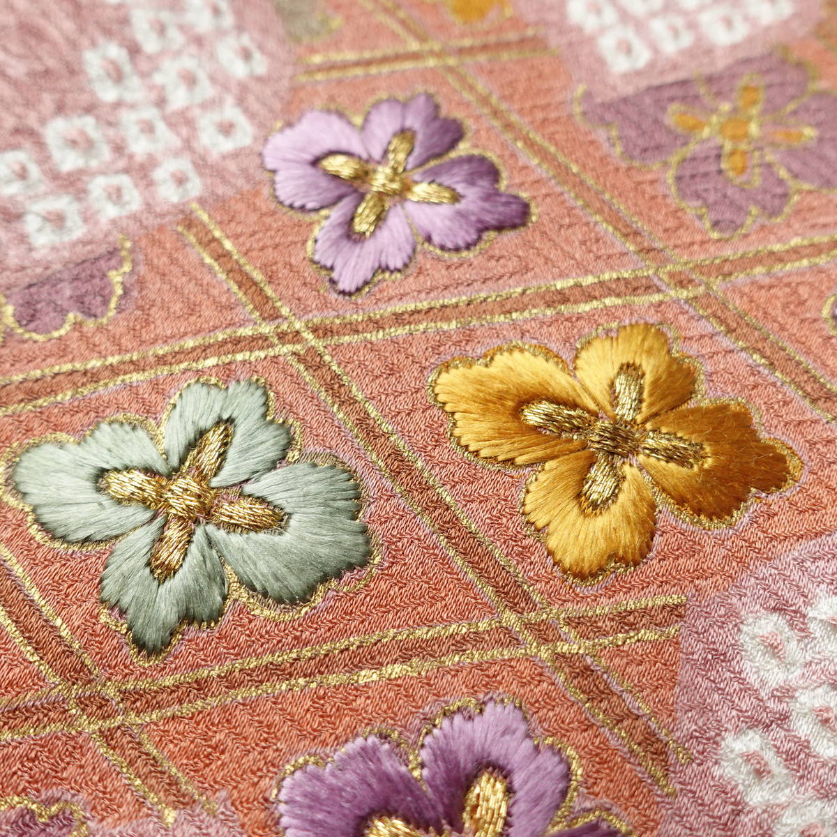 色留袖 良品 綸子 しつけ糸付き 一つ紋付き 伊達衿付き 正絹 流水・波柄 袷仕立て 身丈156.5cm 裄丈65.5cm リサイクル着物 着物 刺繍 絞り 共八掛 結婚式 フォーマル ライトグレー グレー_画像8