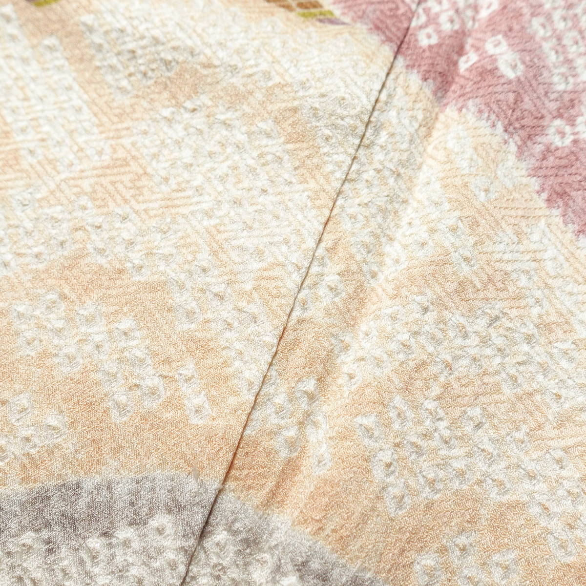 色留袖 良品 綸子 しつけ糸付き 一つ紋付き 伊達衿付き 正絹 流水・波柄 袷仕立て 身丈156.5cm 裄丈65.5cm リサイクル着物 着物 刺繍 絞り 共八掛 結婚式 フォーマル ライトグレー グレー_画像12