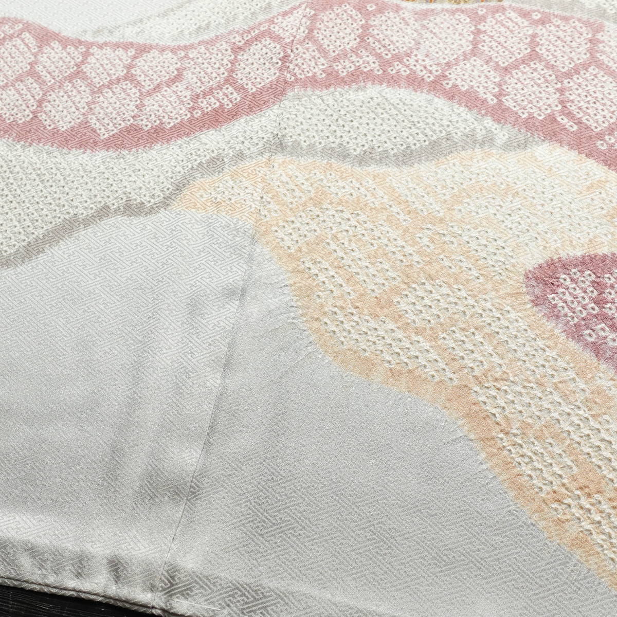 色留袖 良品 綸子 しつけ糸付き 一つ紋付き 伊達衿付き 正絹 流水・波柄 袷仕立て 身丈156.5cm 裄丈65.5cm リサイクル着物 着物 刺繍 絞り 共八掛 結婚式 フォーマル ライトグレー グレー_画像16