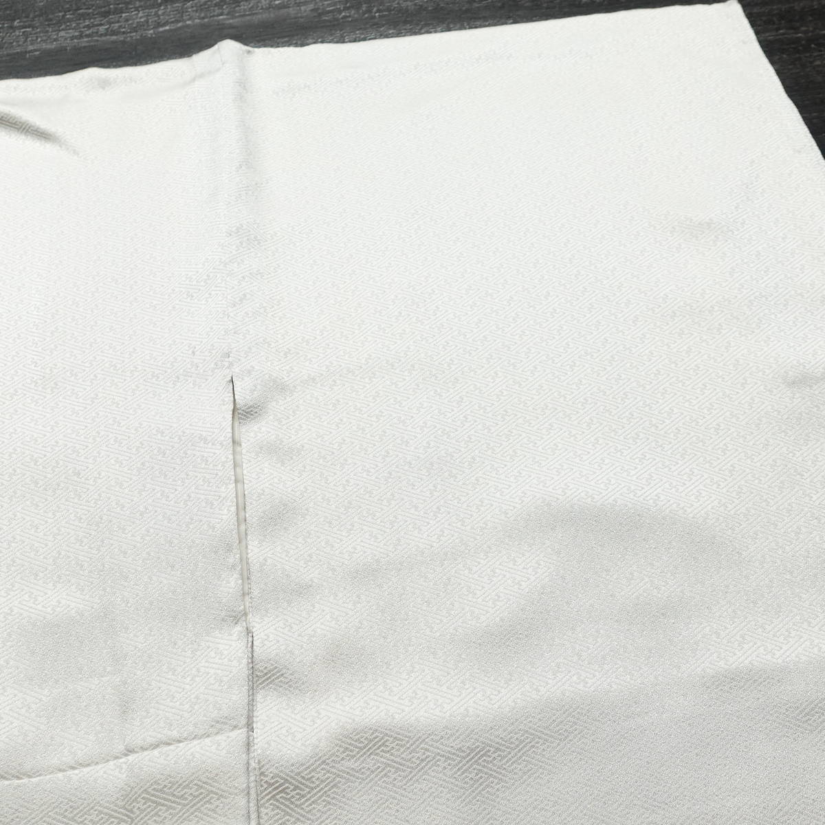 色留袖 良品 綸子 しつけ糸付き 一つ紋付き 伊達衿付き 正絹 流水・波柄 袷仕立て 身丈156.5cm 裄丈65.5cm リサイクル着物 着物 刺繍 絞り 共八掛 結婚式 フォーマル ライトグレー グレー_画像18