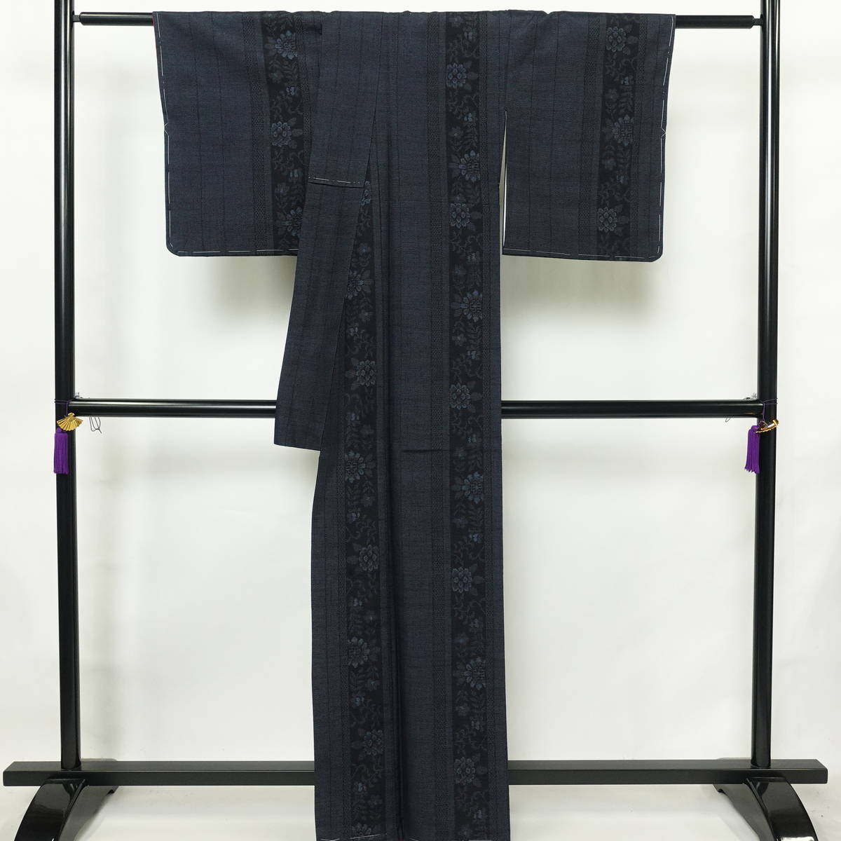 紬 美品 しつけ糸付き 正絹 花柄 袷仕立て 身丈163cm 裄丈65.5cm リサイクル着物 着物 青・紺_画像2