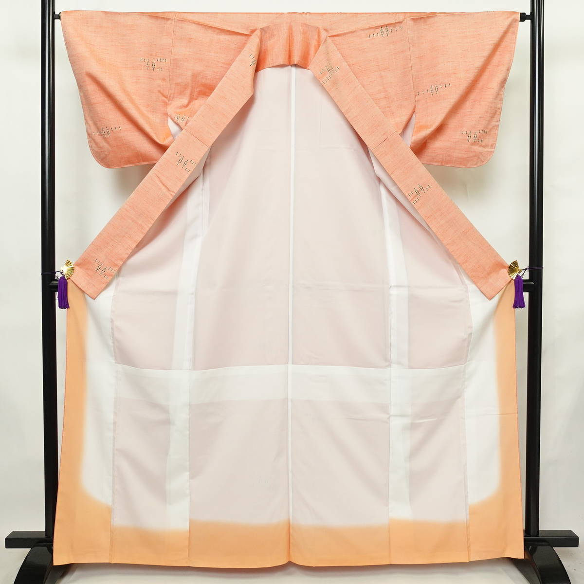 紬 美品 正絹 幾何学柄・抽象柄 袷仕立て 身丈165cm 裄丈64.5cm リサイクル着物 一部しつけ糸付き 着物 橙_画像3
