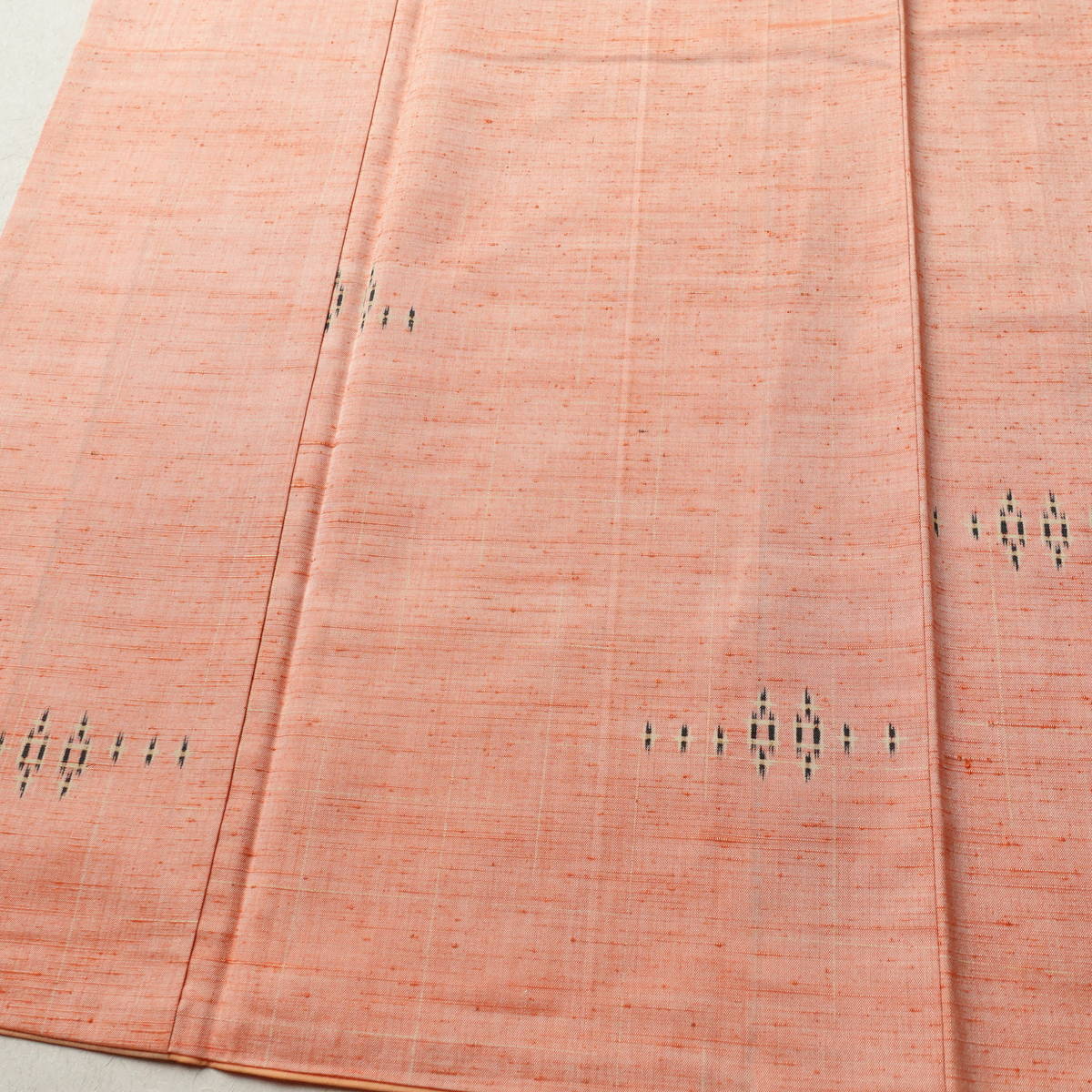 紬 美品 正絹 幾何学柄・抽象柄 袷仕立て 身丈165cm 裄丈64.5cm リサイクル着物 一部しつけ糸付き 着物 橙_画像4
