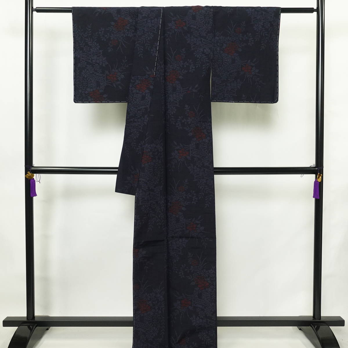 紬 良品 しつけ糸付き 正絹 木の葉・植物柄 袷仕立て 身丈166cm 裄丈64cm リサイクル着物 着物 青・紺_画像2