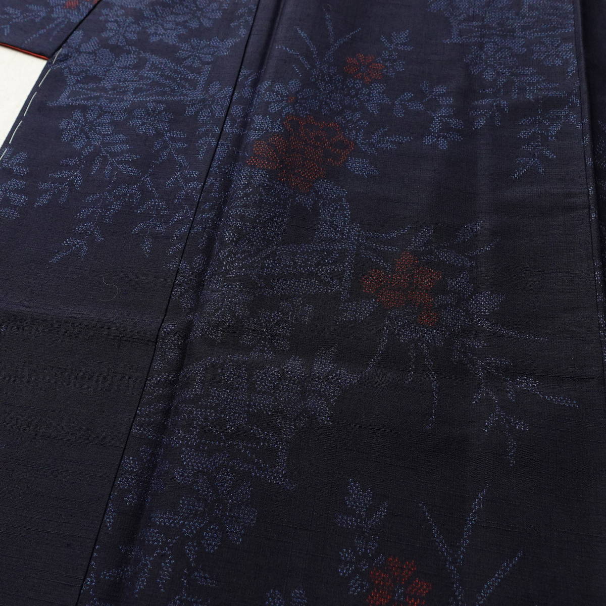 紬 良品 しつけ糸付き 正絹 木の葉・植物柄 袷仕立て 身丈166cm 裄丈64cm リサイクル着物 着物 青・紺_画像5