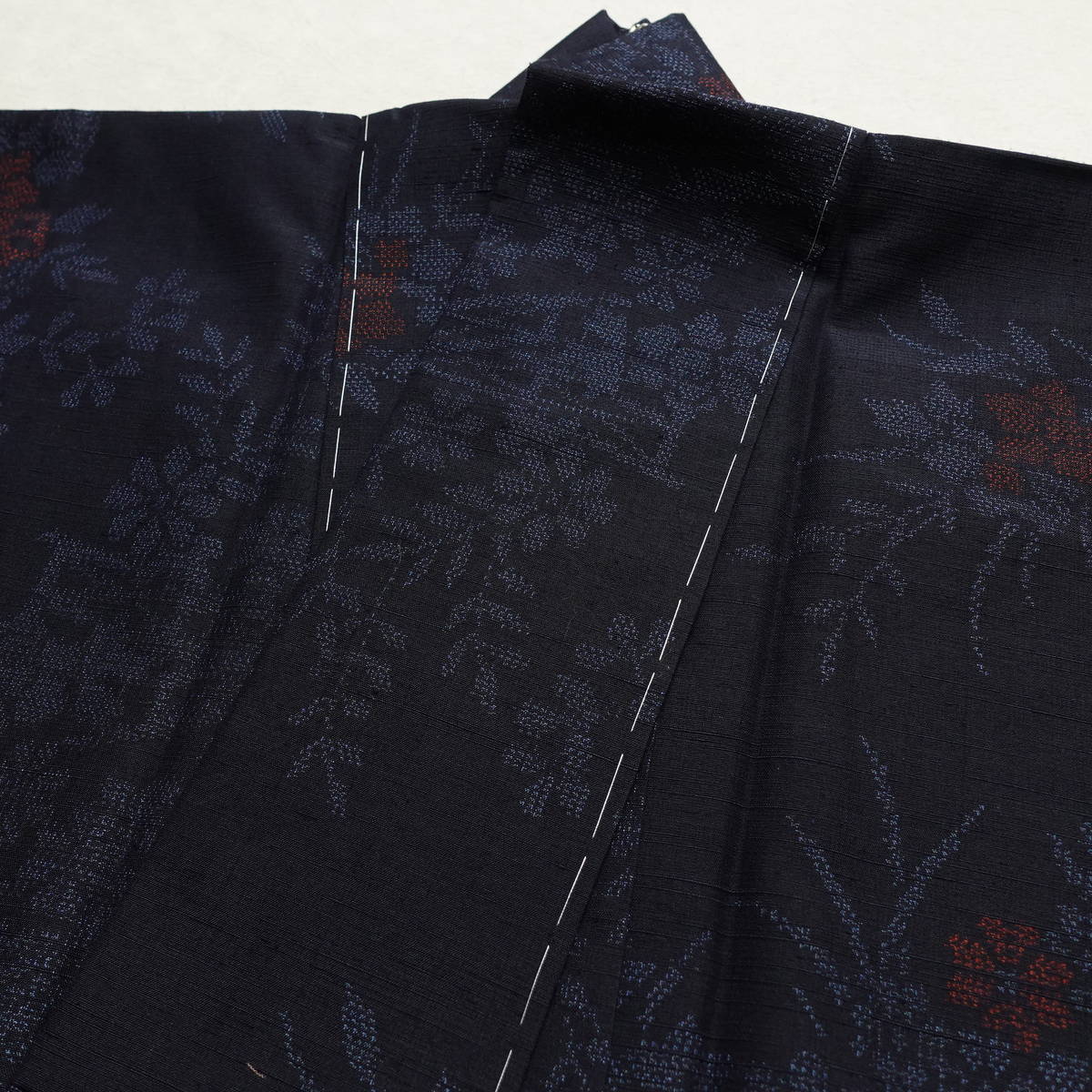 紬 良品 しつけ糸付き 正絹 木の葉・植物柄 袷仕立て 身丈166cm 裄丈64cm リサイクル着物 着物 青・紺_画像18