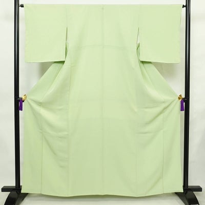 色無地 美品 縮緬 正絹 無地 袷仕立て 身丈161cm 裄丈64cm リサイクル着物 一部しつけ糸付き 着物 共八掛 お茶会 七五三 お宮参り フォーマル  若芽色 緑・うぐいす色
