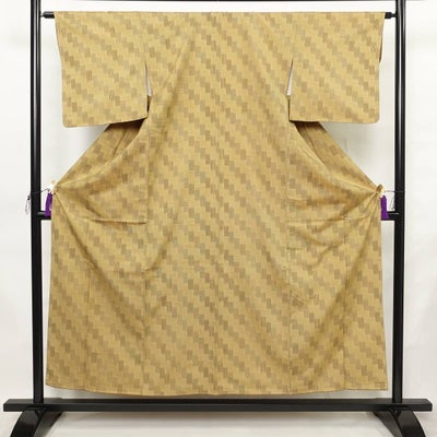 紬 美品 しつけ糸付き 正絹 幾何学柄・抽象柄 袷仕立て 身丈154cm 裄丈62.5cm リサイクル着物 着物 黄・黄土色