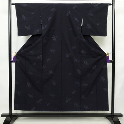 紬 美品 しつけ糸付き 正絹 古典柄 袷仕立て 身丈153cm 裄丈62.5cm リサイクル着物 着物 扇子 青・紺