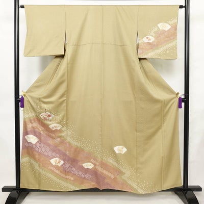 付け下げ 美品 しつけ糸付き 綸子 正絹 古典柄 袷仕立て 身丈157cm 裄丈63cm リサイクル着物 着物 刺繍 箔 金彩 銀彩 入学式 卒業式 七五三 お宮参り フォーマル 扇面 黄・黄土色
